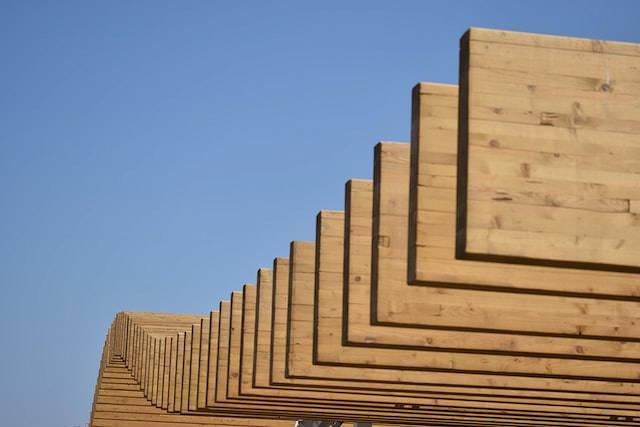Skuteczne zabezpieczenie surowego drewna: Poradnik dla początkujących